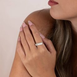 Bague Pierre de Naissance Personnalisée portée élégamment