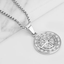 Collier boussole de couleur argent