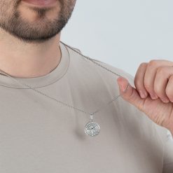 Collier boussole de couleur argent avec chaîne épaisse porté