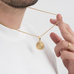 photo Collier Homme avec Pendentif Boussole or porté