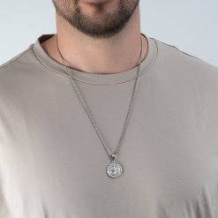 Collier Homme avec Pendentif Boussole Argent porté