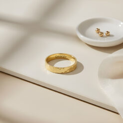 Bague Martelée Fine avec Gravure Secrète Intérieure - gros plan détails