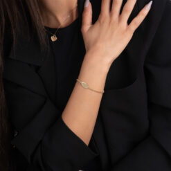 Bracelet Plaque Ovale Gravé avec Ecriture Manuscrite en plaqué or porté avec une chemise noire