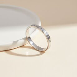 Bague Pierre de Naissance Délicate avec Gravure - gros plan détails