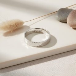 Bague Martelée Fine avec Gravure Secrète Intérieure - porté par modèle