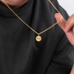 Collier Pendentif Rond Épais avec Gravure Personnalisée - porté par modèle