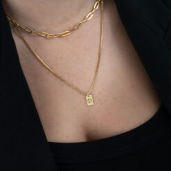 collier barre initiale porté au cou, superposé avec chaîne trombone, idée cadeau personnalisée et discrète.