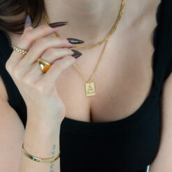 Collier gravé avec petit message porté sur la peau, idée de cadeau personnalisé pour la Saint-Valentin ou un anniversaire de couple.