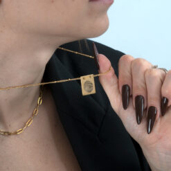 Collier personnalisé avec empreinte digitale réelle porté au cou, un bijou souvenir unique et poétique pour célébrer un lien précieux.