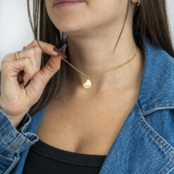 pendentif cœur en acier inoxydable doré avec gravure personnalisée du prénom Ashley avec une chaîne perlée.