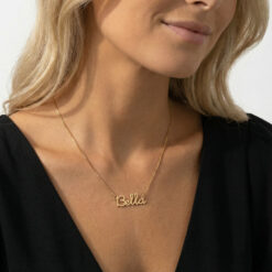 Collier Prénom Personnalisé en acier inoxydable or jaune porté comme signature intime