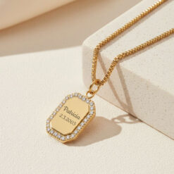 Pendentif Personnalisé Halo avec Zircons Cubiques en Acier Inoxydable doré sur un support en pier aux tons beiges