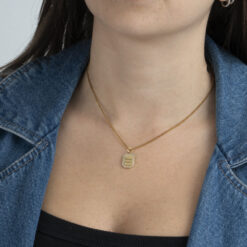 Pendentif Personnalisé Halo avec Zircons Cubiques en Acier Inoxydable doré porté autour du cou