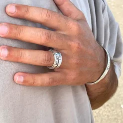 Bague Anti-stress personnalisée avec 2 prénoms, mots ou message court, en argent sterling portée au doigt.