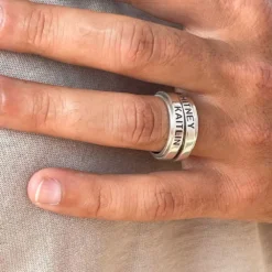 Bague Anti-stress personnalisée avec 2 prénoms, mots ou message court, en argent sterling portée au doigt. Gros plan