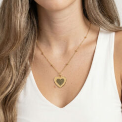 Collier Empreinte Digitale Cœur porté en gros plan sur le décolleté
