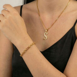 Bracelet Maillons Mixtes porté au poignet pour un style designer moderne