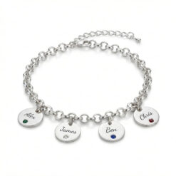 Bracelet Famille avec Prénoms et Pierres de Naissance en plaqué or. Personnalisable de 1 à 8 médaillons gravés et sertis.