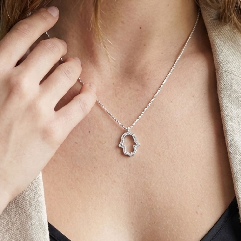 Collier Main de Fatma Ajourée et Oxydes de Zirconium Collier Main de Fatma Ajourée et Oxydes de Zirconium