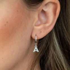 Mono Boucle d’Oreille avec Initiale portée