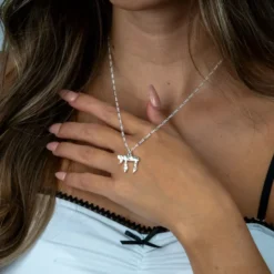 Collier Chai Martelé et Chaîne Figaro en Argent porté